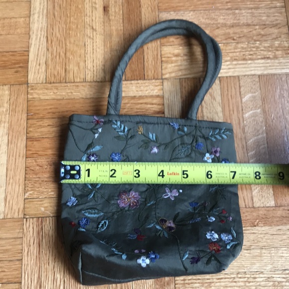 Green Silk embroidered hand bag - Picture 3 of 4